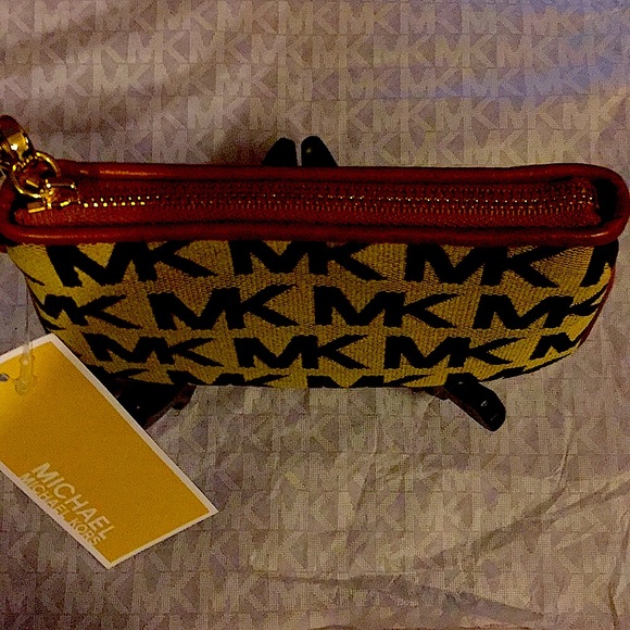 MICHAEL KORS SMALL SIGNATURE WRISTLET (NEW) - Picture 3 of 8